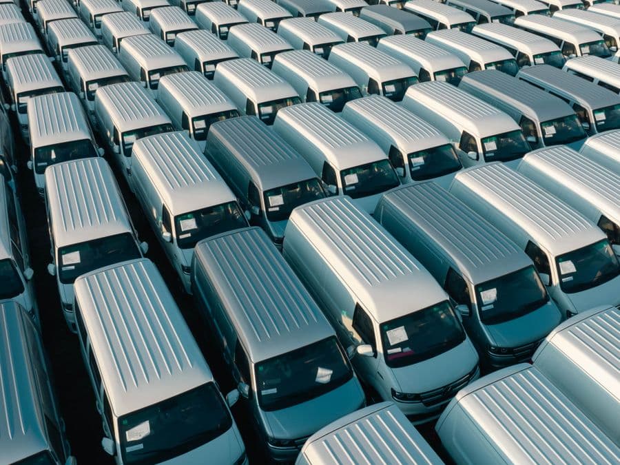 Rader av transportbilar på en bilhandlares område