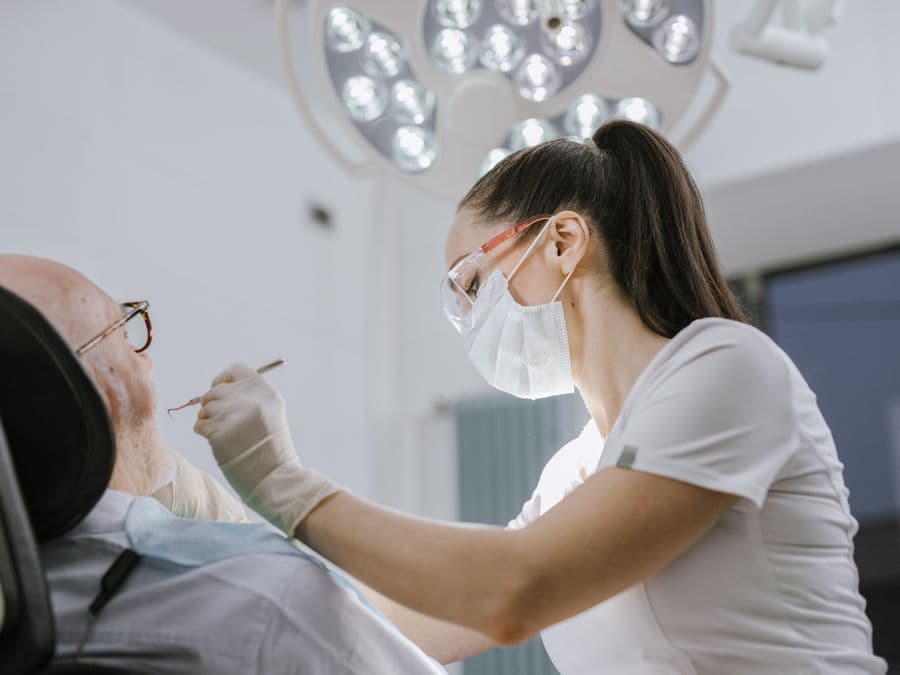 En tandläkare behandlar en patient på en klinik