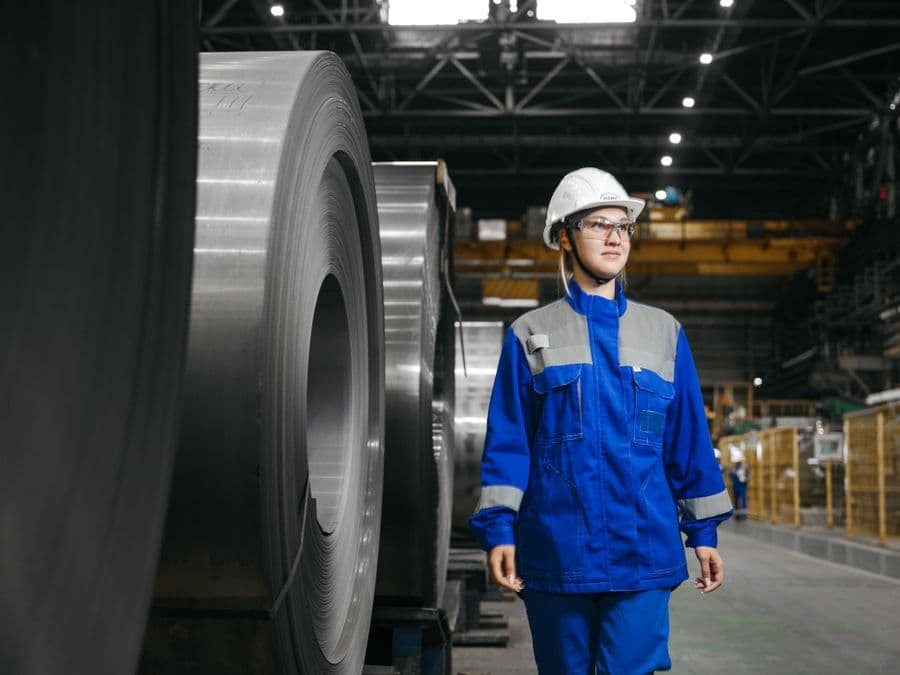 En ingenjör går genom en stålfabrik